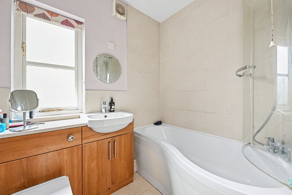 Additional image 9 of 2 bed flat for saleRavens Lane, Berkhamsted HP4