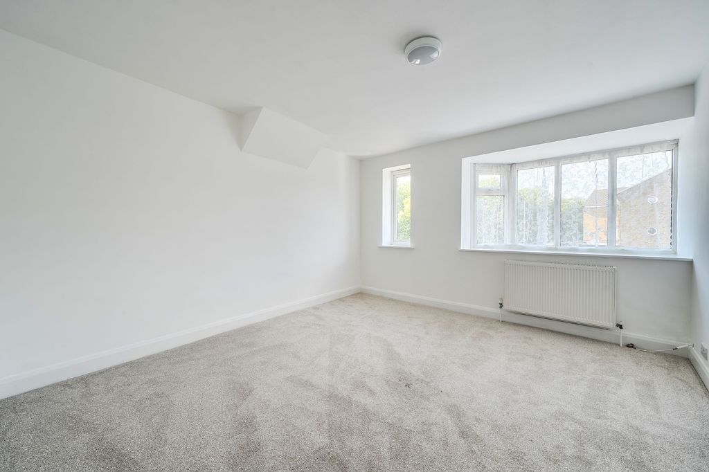 2 bed flat for saleCraddocks Parade, Ashtead KT21 photo 5