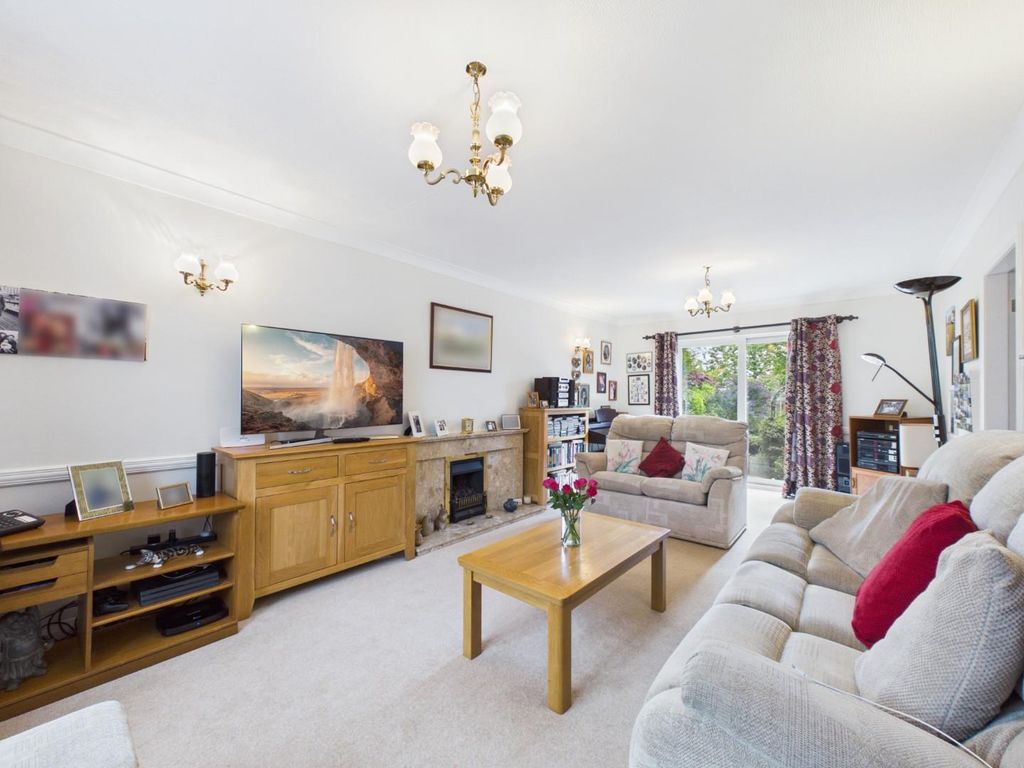 5 bed property for saleDalesway, Eldwick, Bingley BD16 photo 3
