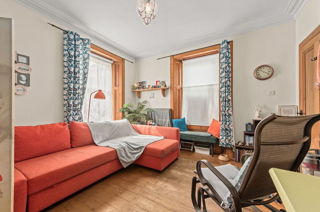 2 bed flat for saleSea Yetts, Blackness EH49 photo 4