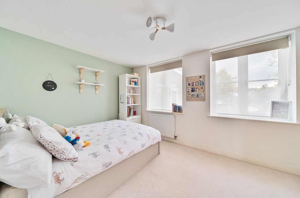 2 bed flat for saleGibbs Couch, Watford WD19 photo 4