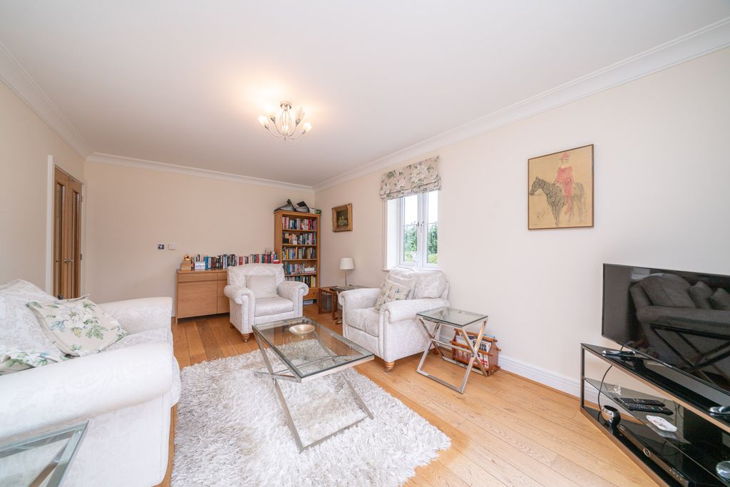 Additional image 3 of 2 bed flat for saleChesham Road, Berkhamsted HP4