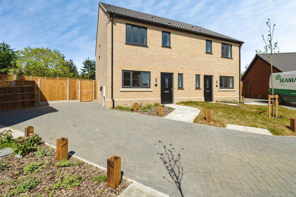 3 bed semi-detached house for saleJubilee Way, Holton, Halesworth IP19