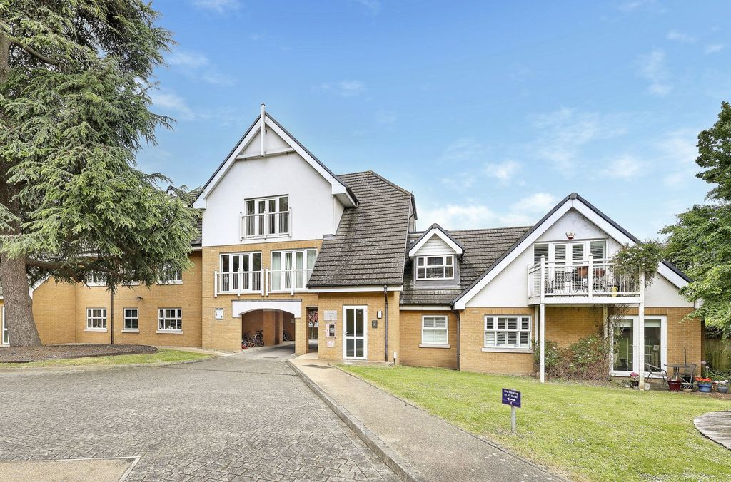 2 bed penthouse for saleHigh Road, Buckhurst Hill IG9