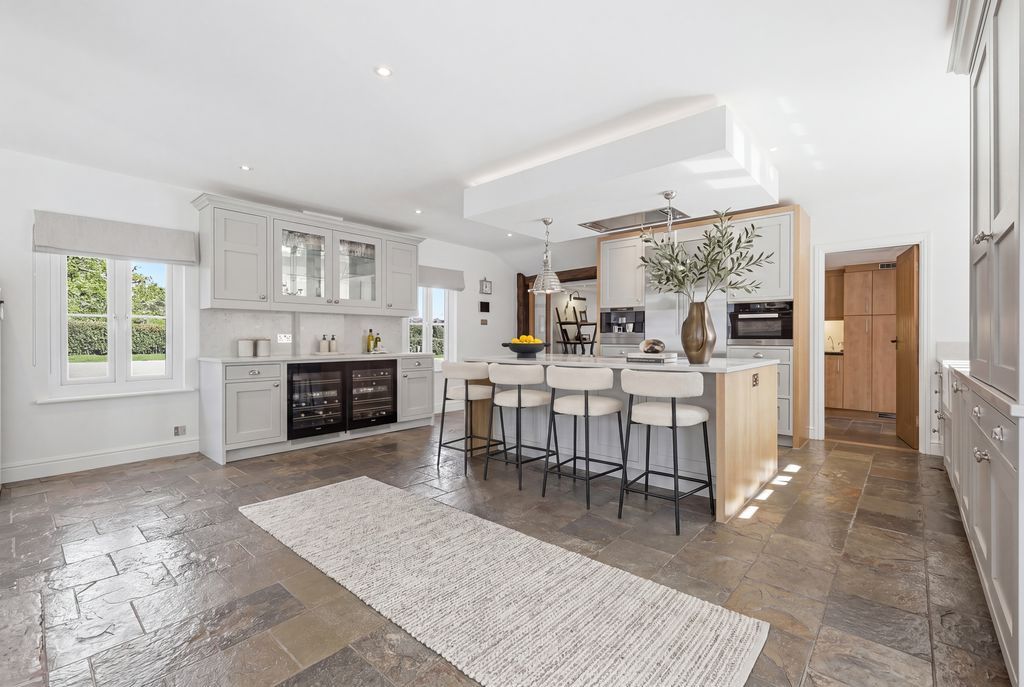 5 bed barn conversion for saleThe Barn, Church Street, Billericay CM11 photo 3