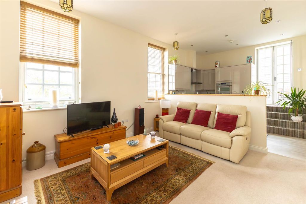 Additional image 4 of 3 bed flat for saleJames Walk, Bexhill-On-Sea TN40
