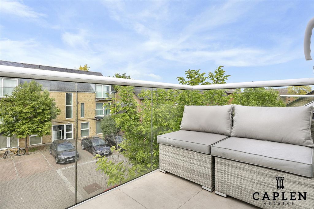 Additional image 9 of 2 bed flat for saleBeatrice Court, Buckhurst Hill IG9