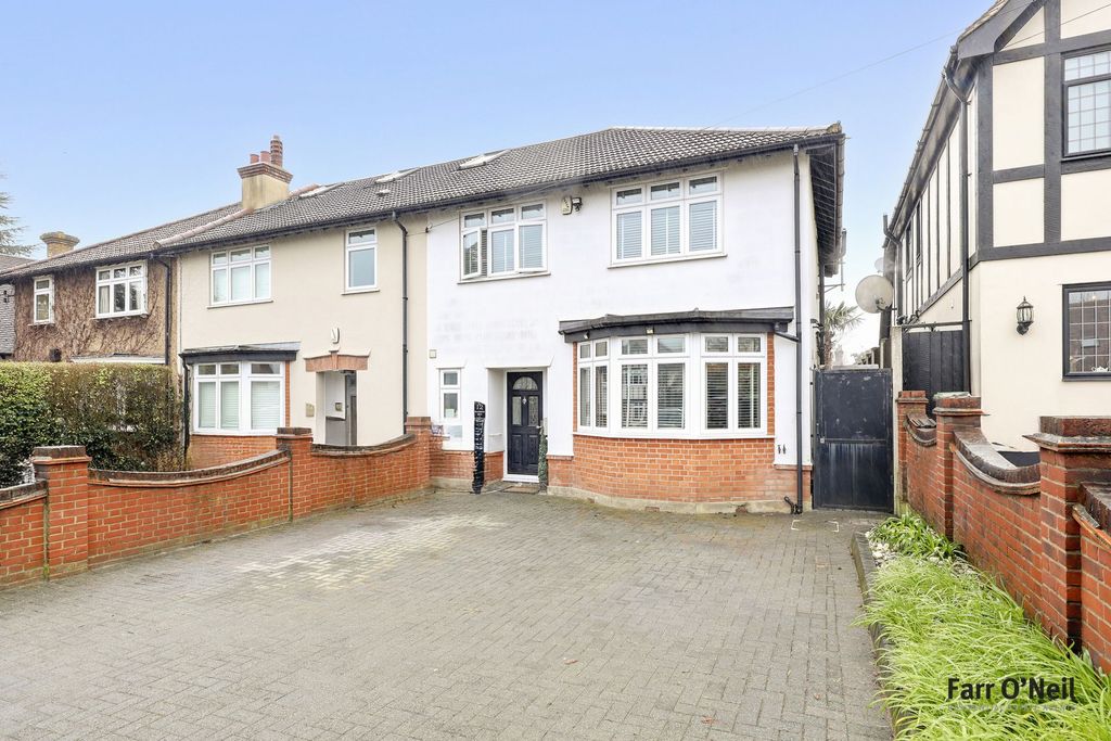 3 bed end terrace house for salePalmerston Road, Buckhurst Hill IG9