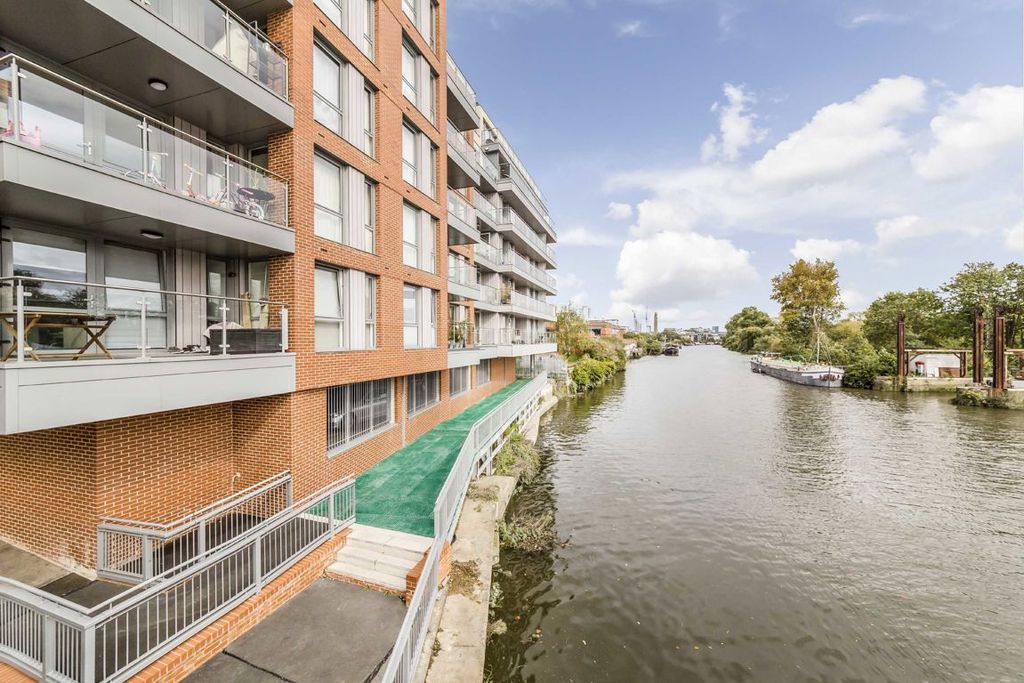3 bed flat for saleHigh Street, Brentford TW8