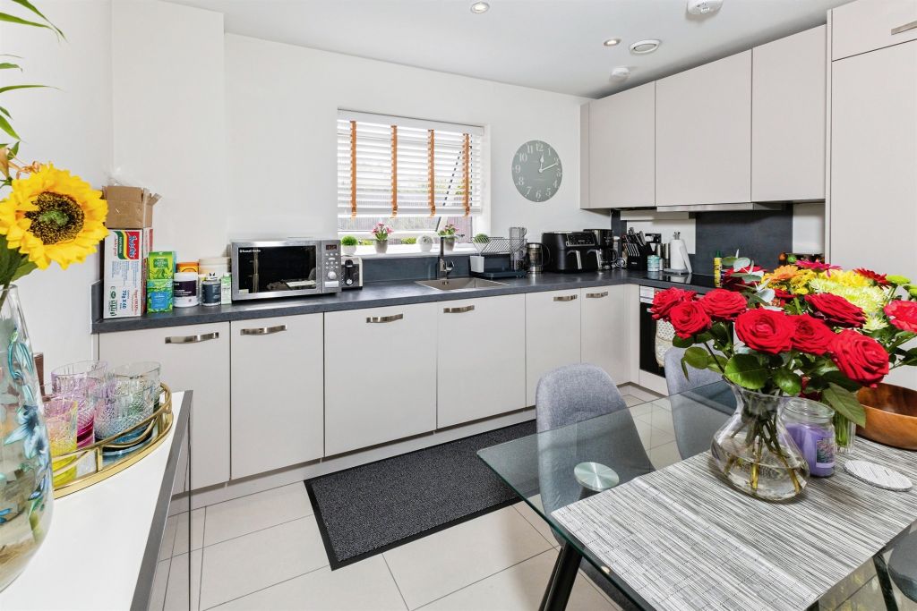 2 bed flat for saleLongships Way, Reading RG2 photo 2
