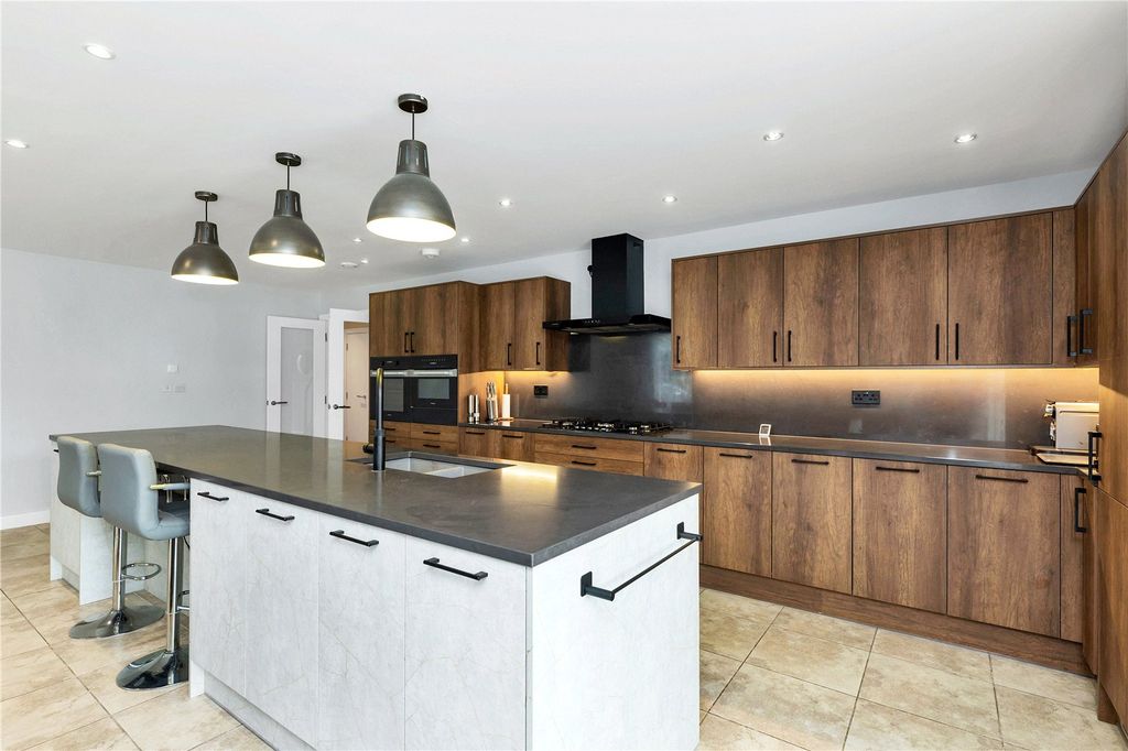 Additional image 9 of 5 bed town house for saleAberdeen Square, Cambridge, Cambridgeshire CB2