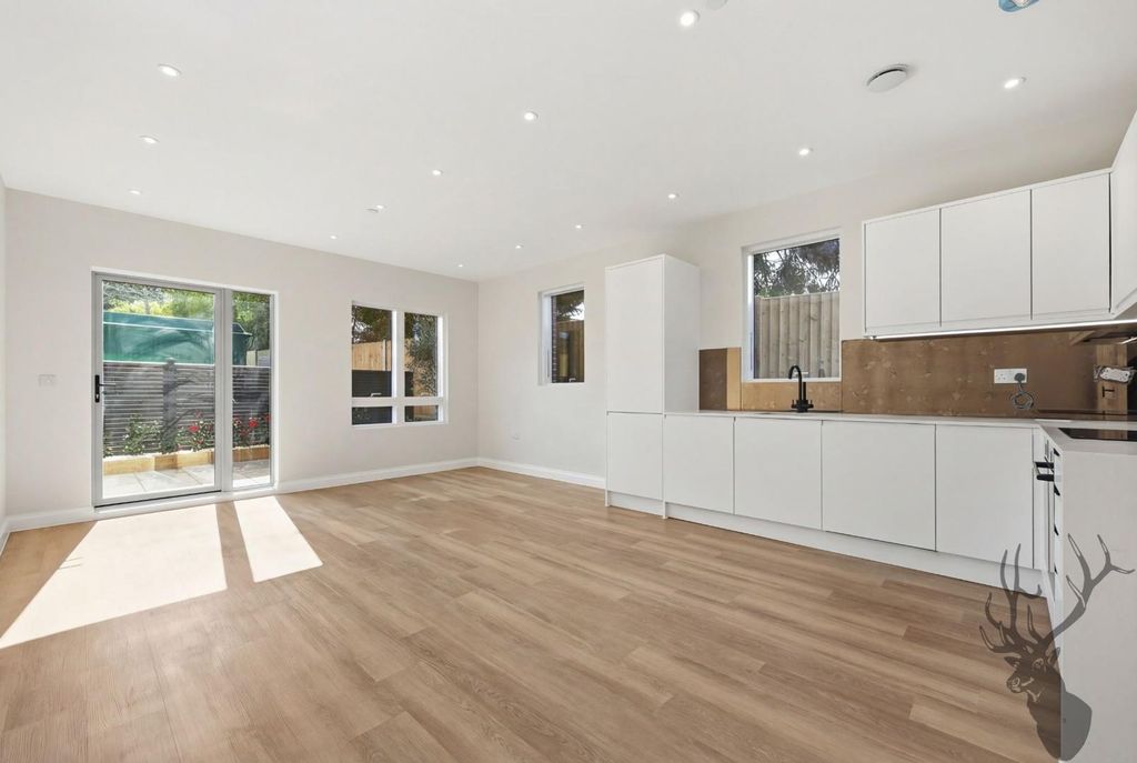 Additional image 2 of 2 bed flat for saleHigh Road, Chigwell IG7