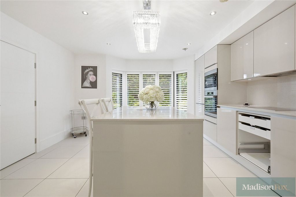 Additional image 10 of 2 bed flat for saleHigh Road, Chigwell, Essex IG7