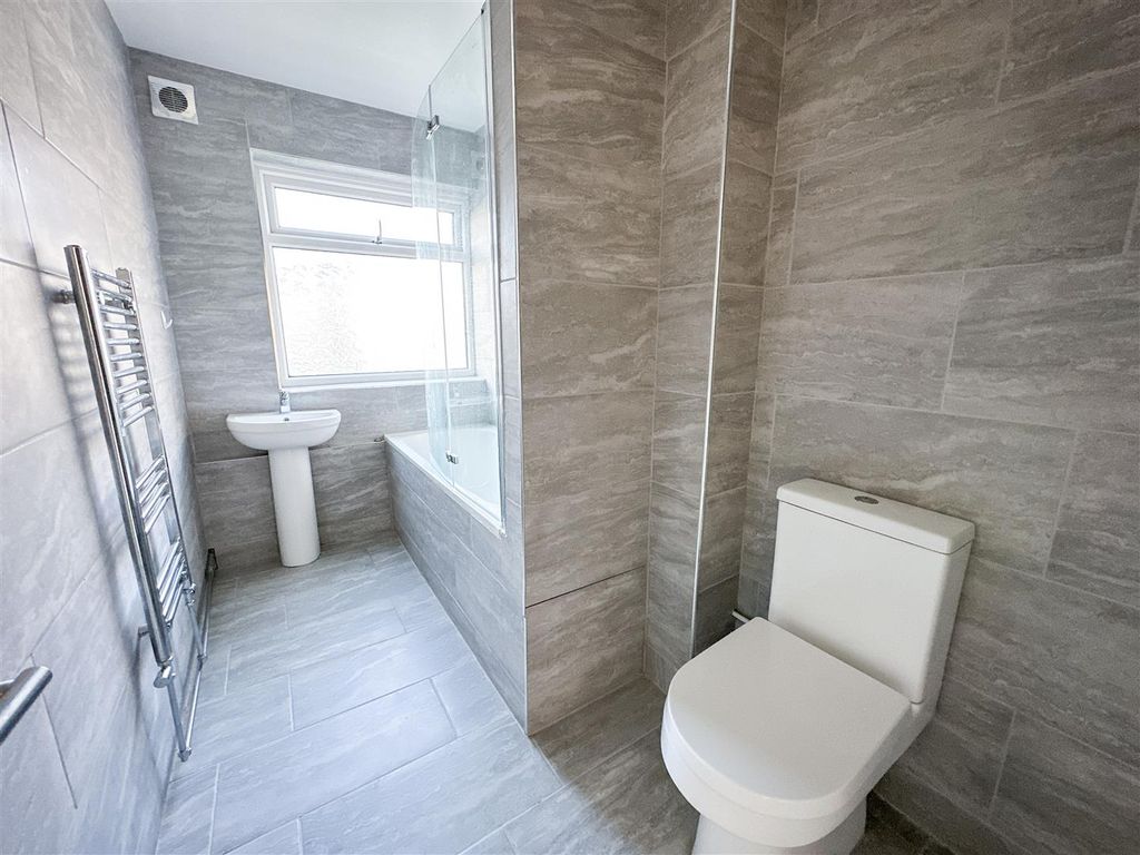 Additional image 8 of 2 bed flat for saleMarine Court, Marine Parade West, Clacton-On-Sea CO15