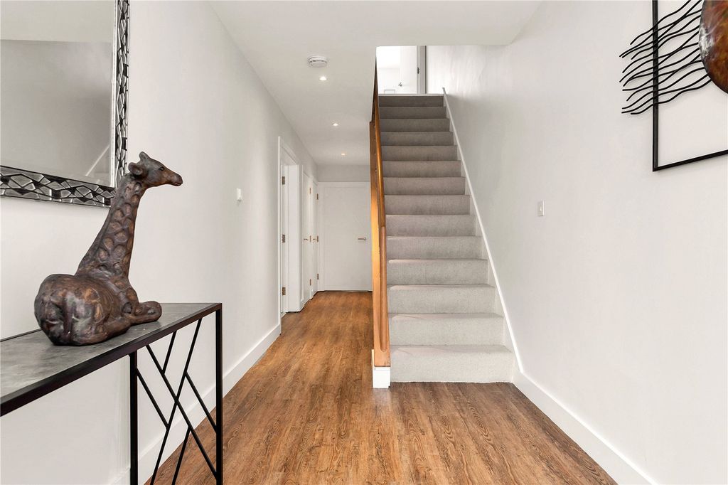 Additional image 10 of 5 bed town house for saleAberdeen Square, Cambridge, Cambridgeshire CB2