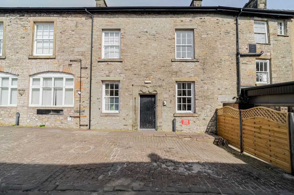 2 bed flat for saleRoyal House, Apartment 9, New Road, Kirkby Lonsdale, Carnforth LA6