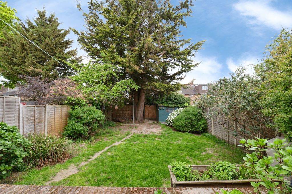 4 bed end terrace house for saleCompton Crescent, Chessington KT9 photo 4