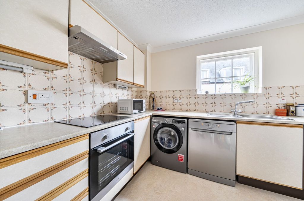 Additional image 4 of 3 bed flat for saleChapel Street, Chichester PO19