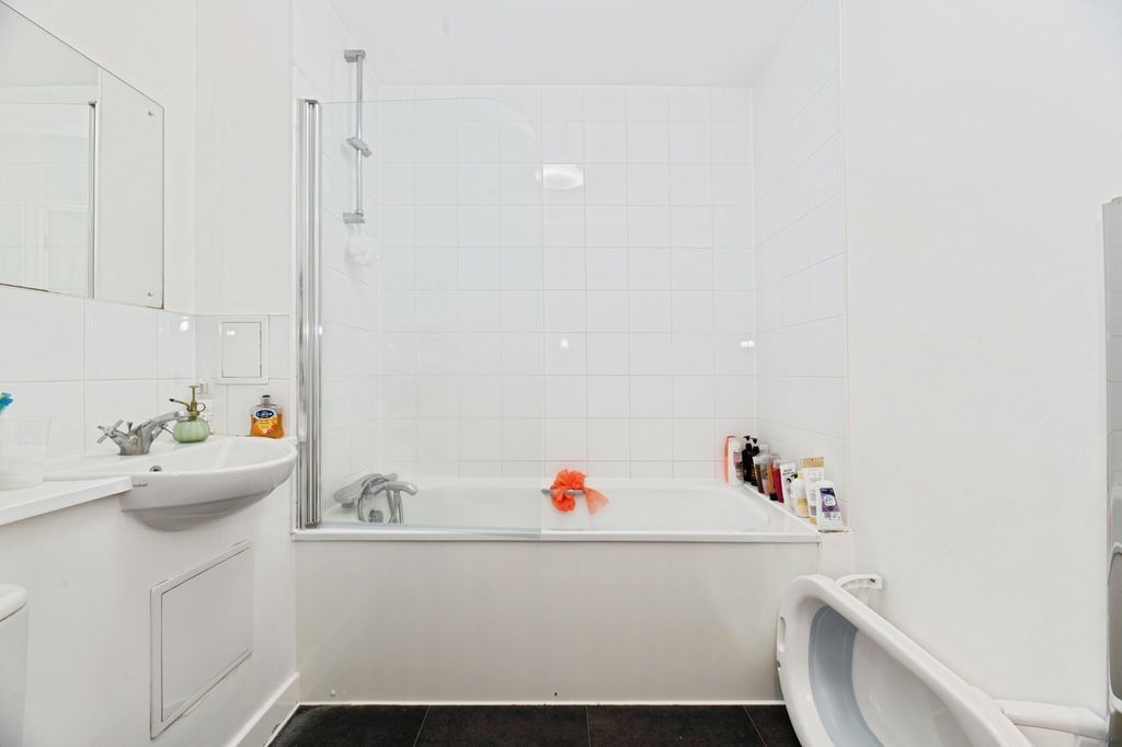 2 bed flat for saleFerndale Crescent, Surrey SM5