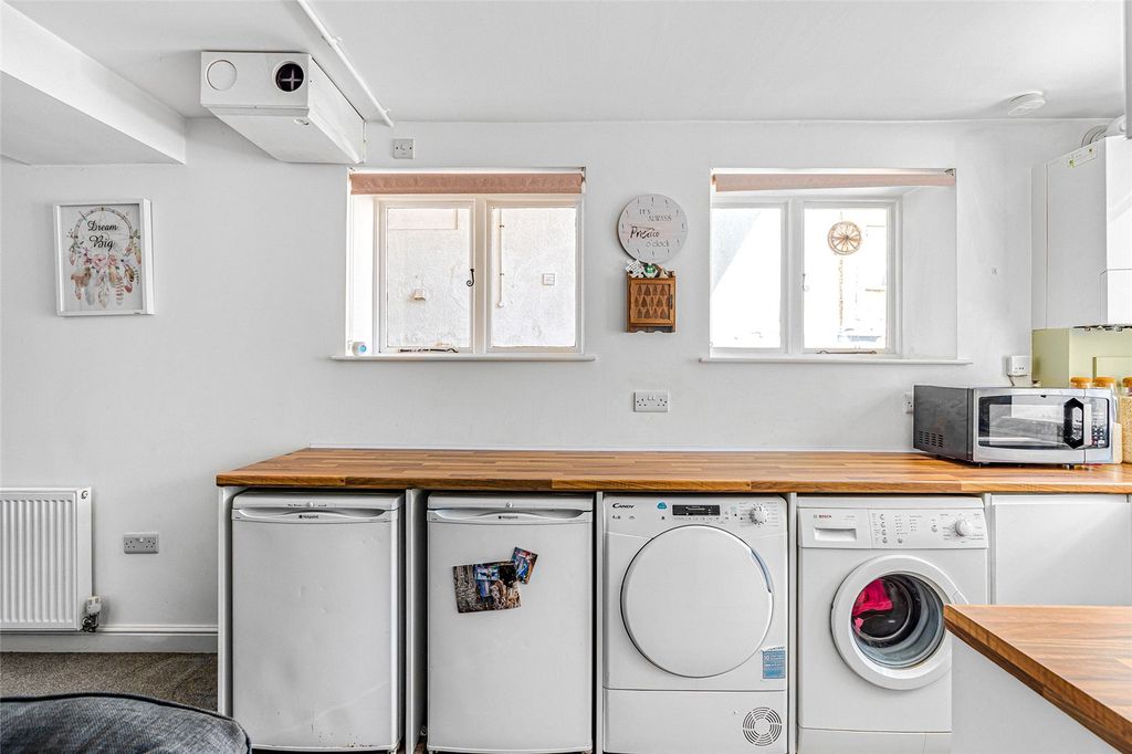 Additional image 7 of 2 bed flat for saleKings Head Court, New Street, Chipping Norton, Oxfordshire OX7