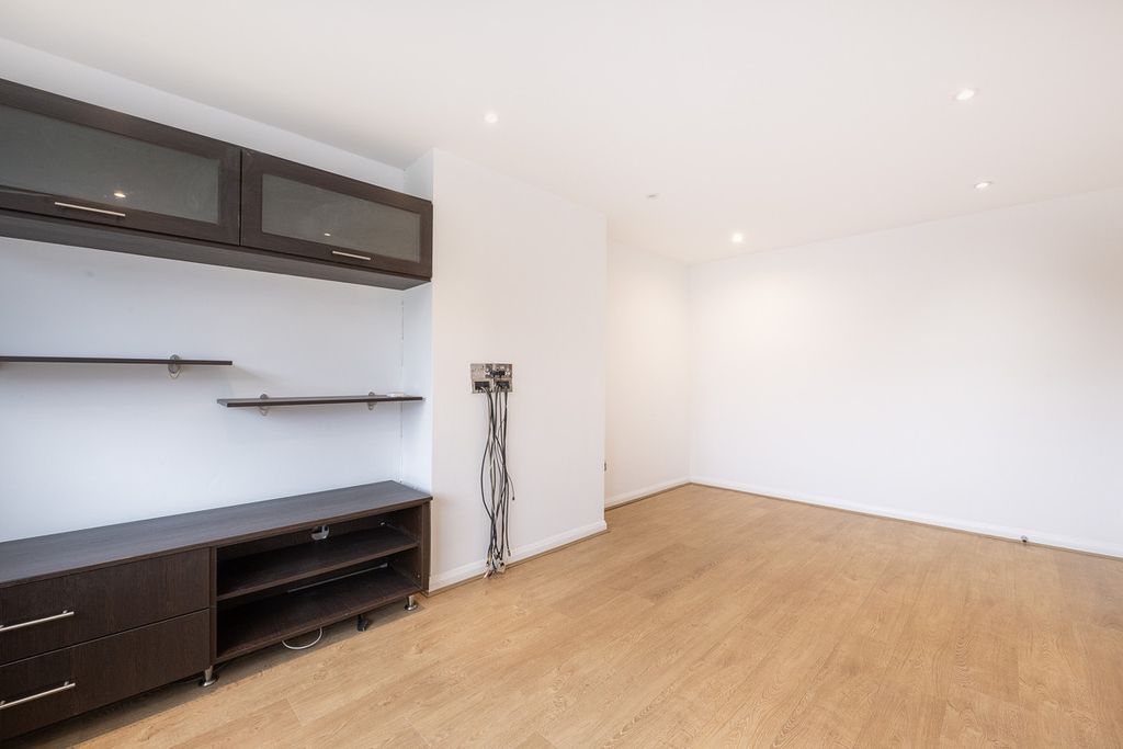 Additional image 4 of 2 bed flat for saleDarvell Drive, Chesham HP5