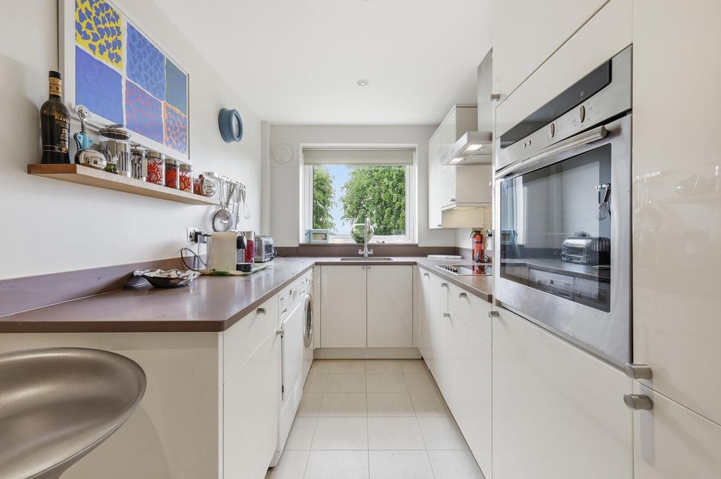 Additional image 9 of 1 bed flat for saleGreenhill, High Road, Buckhurst Hill IG9