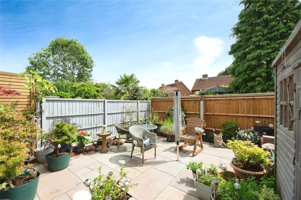 1 bed maisonette for saleCricketers Close, Chessington KT9 photo 4