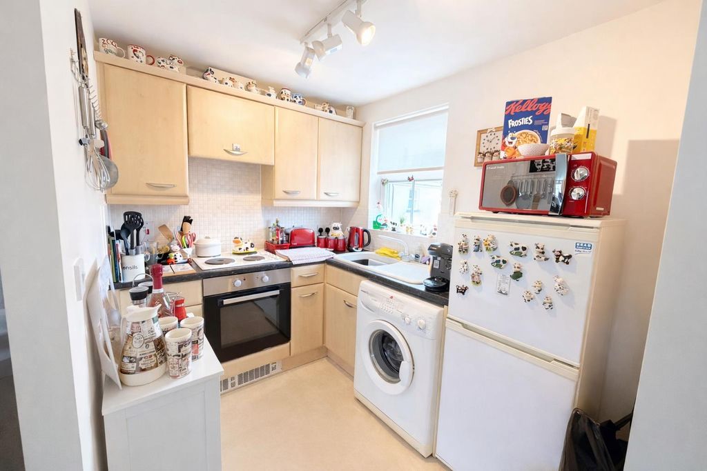 2 bed flat for saleZander Road, Calne SN11 photo 2