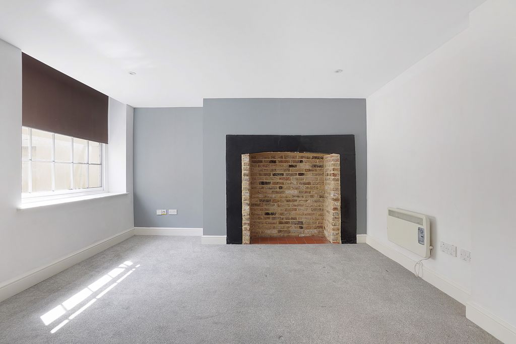 2 bed flat for saleNew Road ME1 photo 4