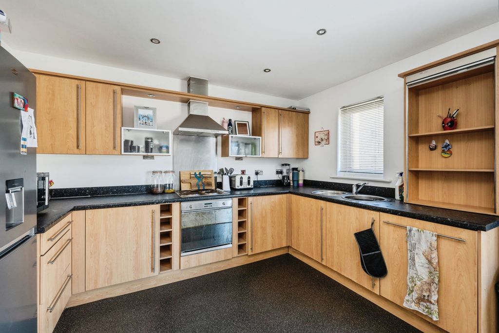 Additional image 4 of 2 bed flat for salePentre Doc Y Gogledd, Llanelli SA15