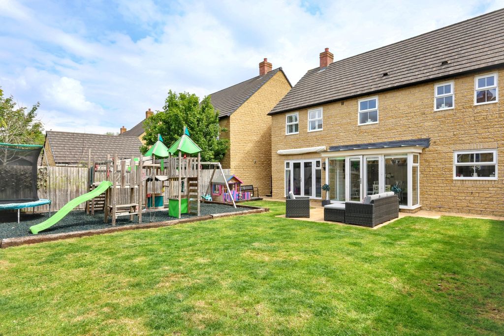Additional image 29 of 4 bed detached house for sale71 Swinbrook Road, Carterton OX18