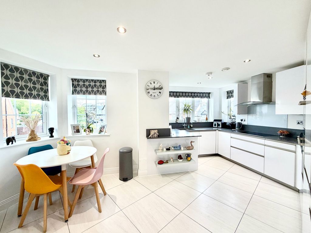 2 bed flat for saleBushey Gate, Sparrows Herne WD23 photo 3