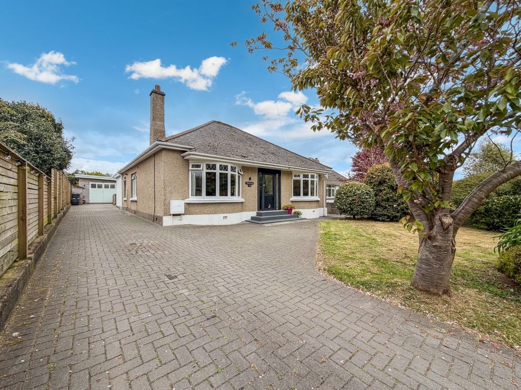 3 bed detached bungalow for saleCamborne, Spacious Detached Bungalow TR14 photo 3