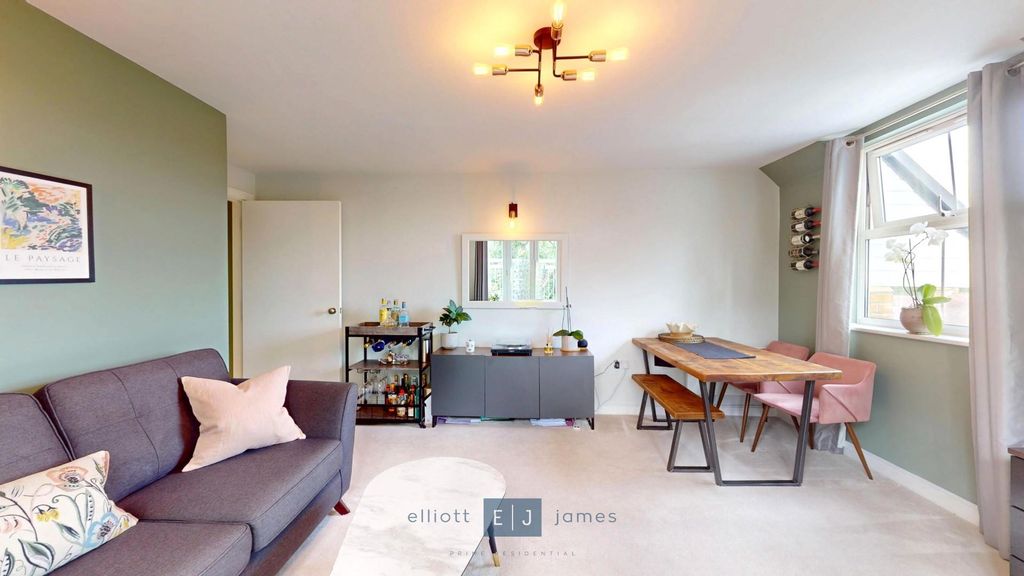 Additional image 15 of 2 bed flat for saleStag Lane, Buckhurst Hill IG9