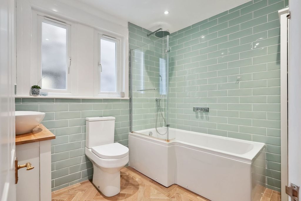 Additional image 5 of 2 bed flat for salePark Lane, Carshalton SM5