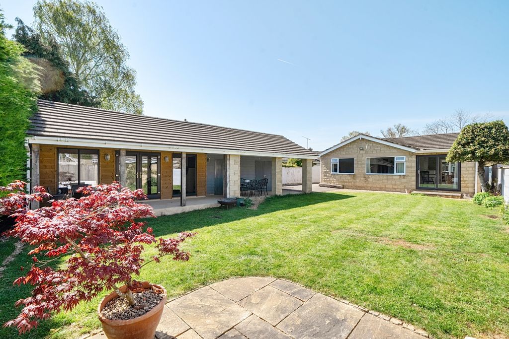 4 bed detached bungalow for saleBlack Bourton Road, Carterton, Oxfordshire OX18