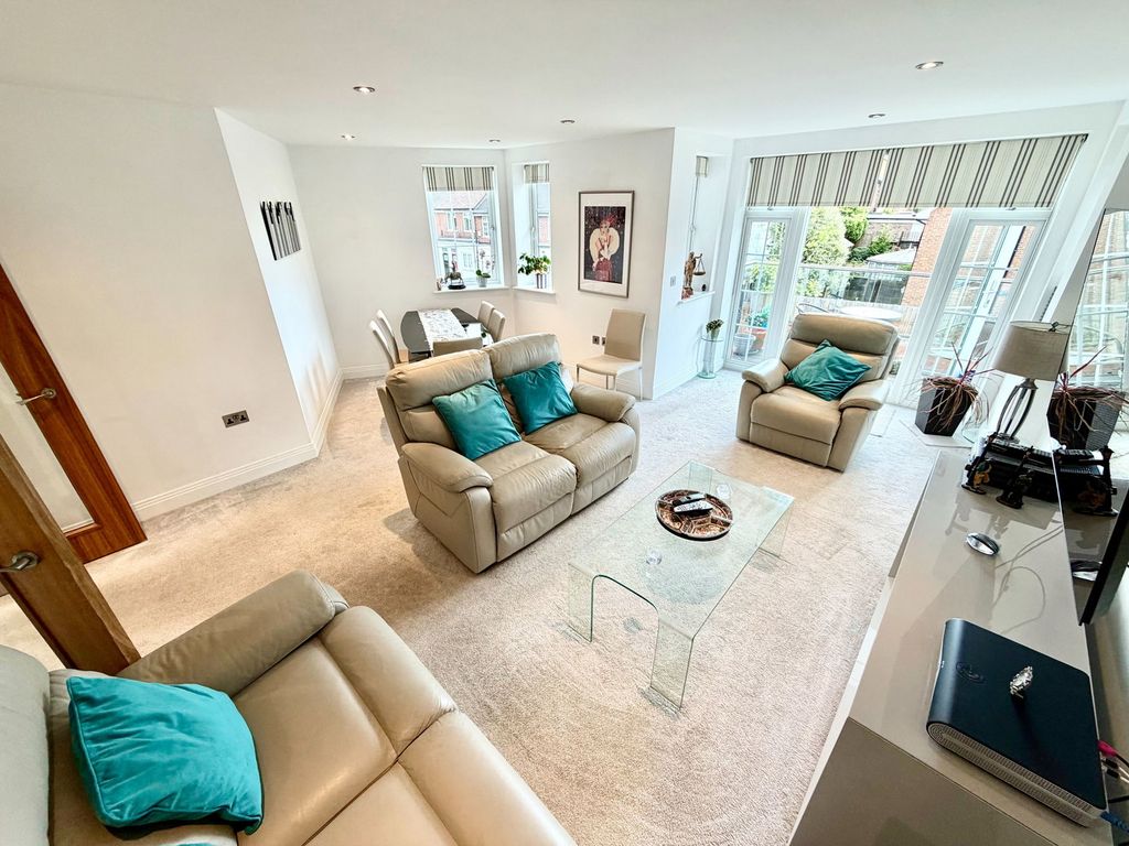 2 bed flat for saleBushey Gate, Sparrows Herne WD23 photo 5