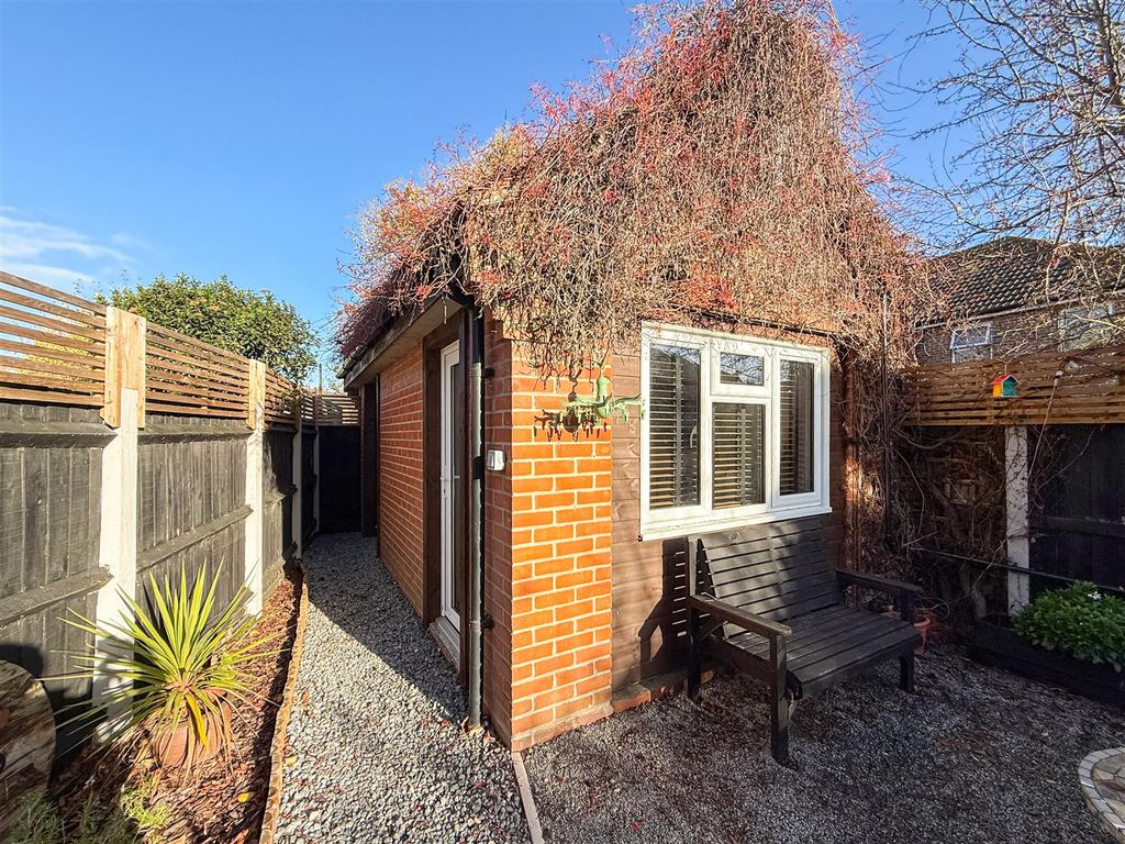 3 bed detached house for saleDevonshire Road, Burnham-On-Crouch CM0 photo 5