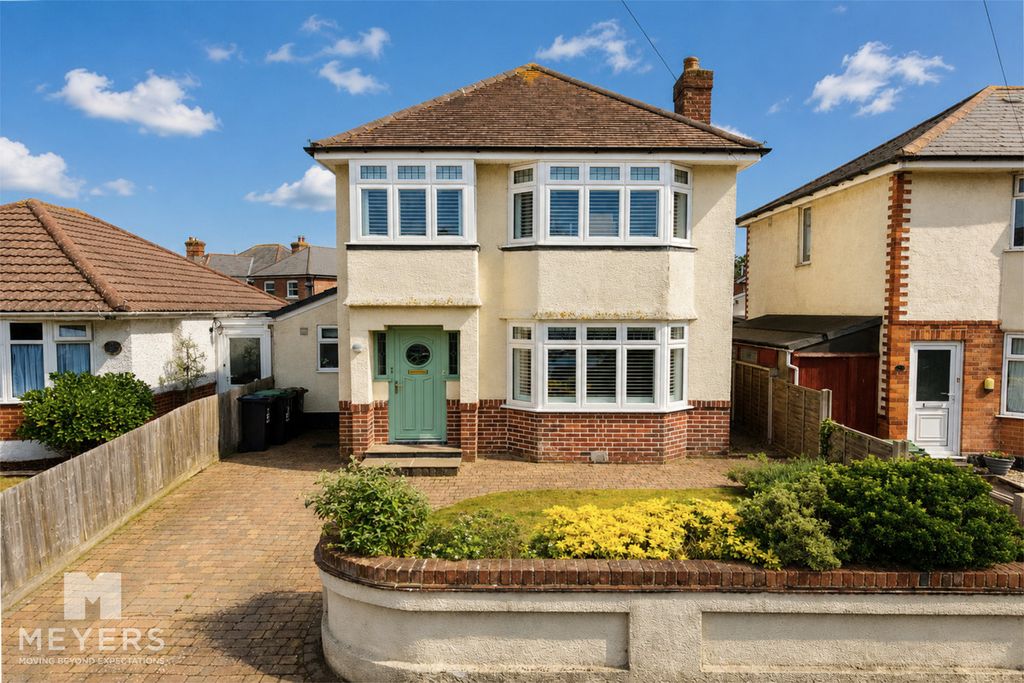 3 bed detached house for saleAvenue Road, Christchurch, 2 BH23
