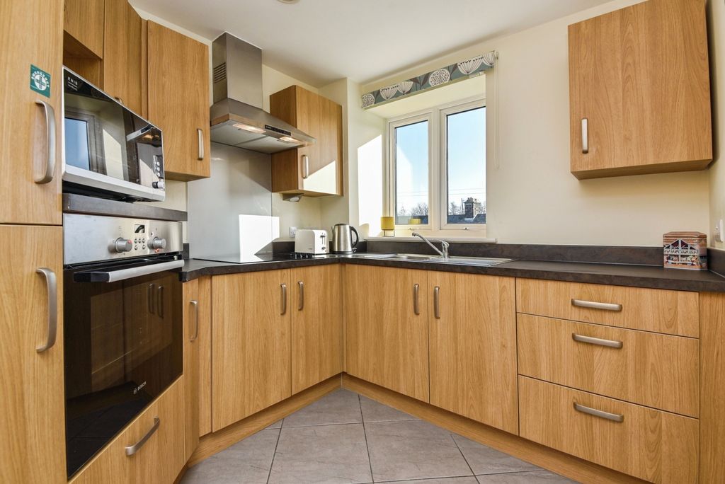 2 bed flat for saleLancaster Road, Carnforth, Lancashire LA5 photo 4