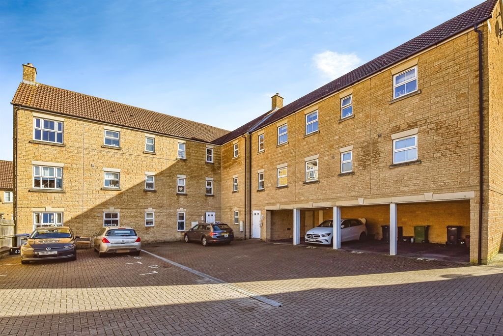 2 bed flat for saleNuthatch Road, Calne SN11 photo 3