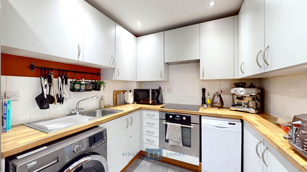 Additional image 6 of 2 bed flat for saleStag Lane, Buckhurst Hill IG9
