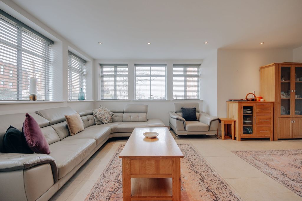 Additional image 8 of 2 bed flat for saleArgyll House, Royal Connaught Park, Bushey WD23