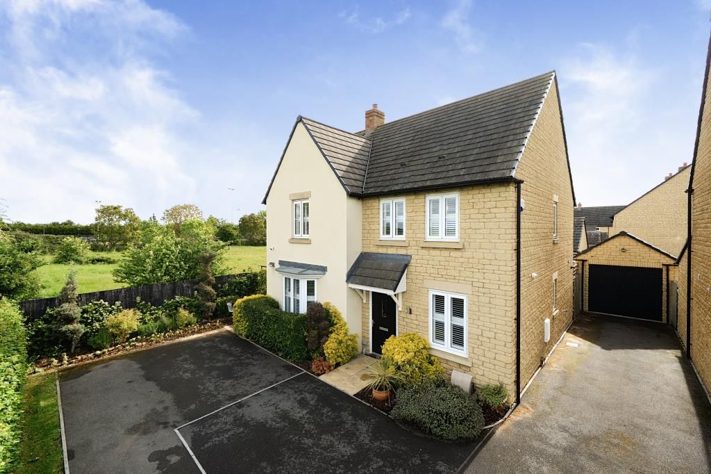 4 bed detached house for saleBlush Crescent, Swinbrook Park, Carterton, Oxfordshire OX18