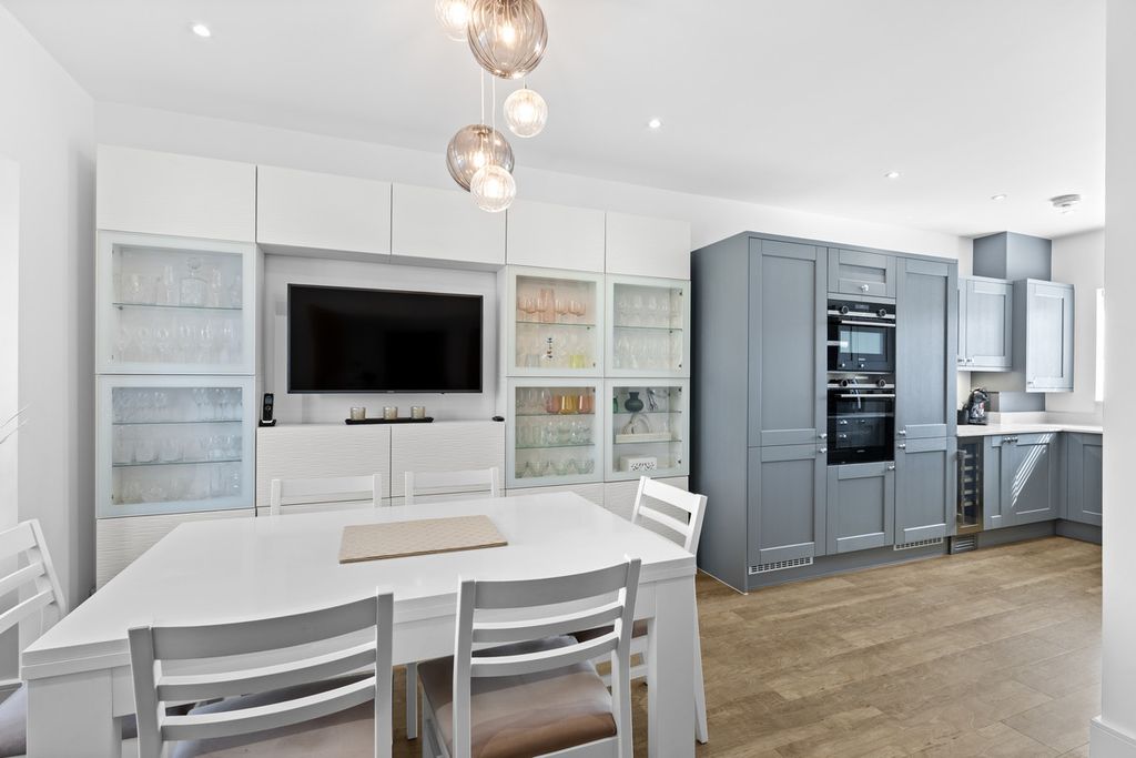 Additional image 4 of 4 bed detached house for salePorkele Place, Caterham CR3