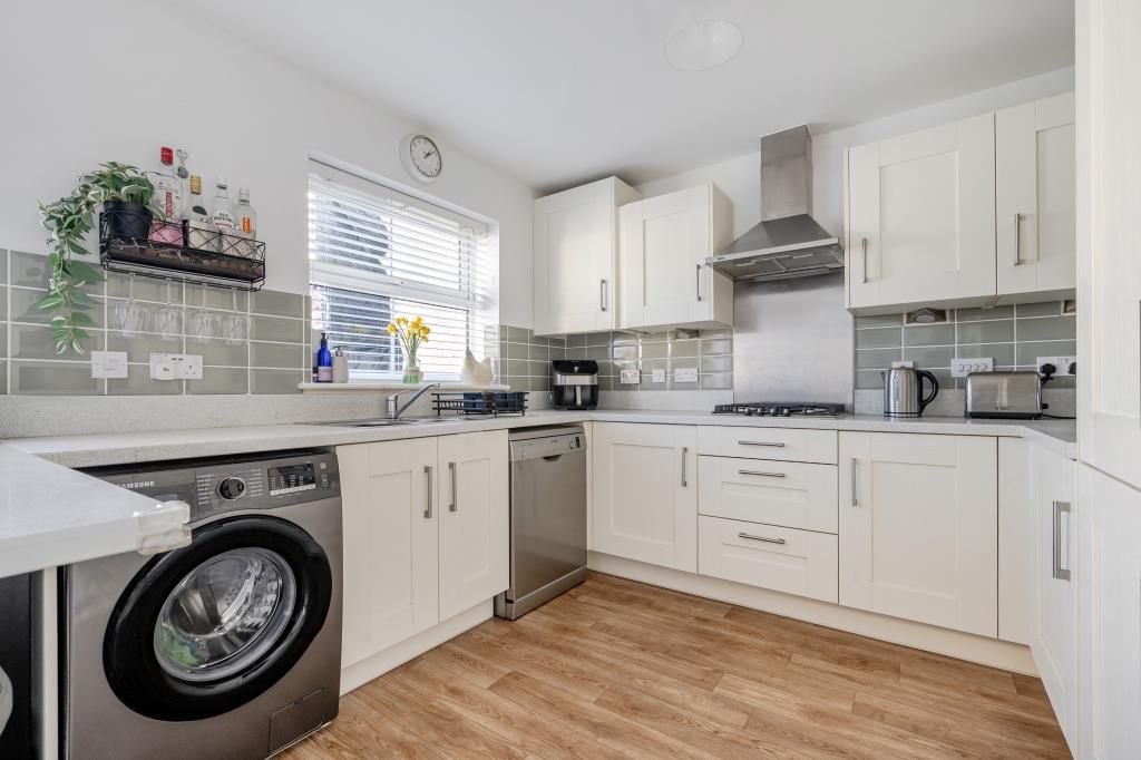 3 bed link detached house for saleSwinbrook Park, Carterton, Oxfordshire OX18 photo 4
