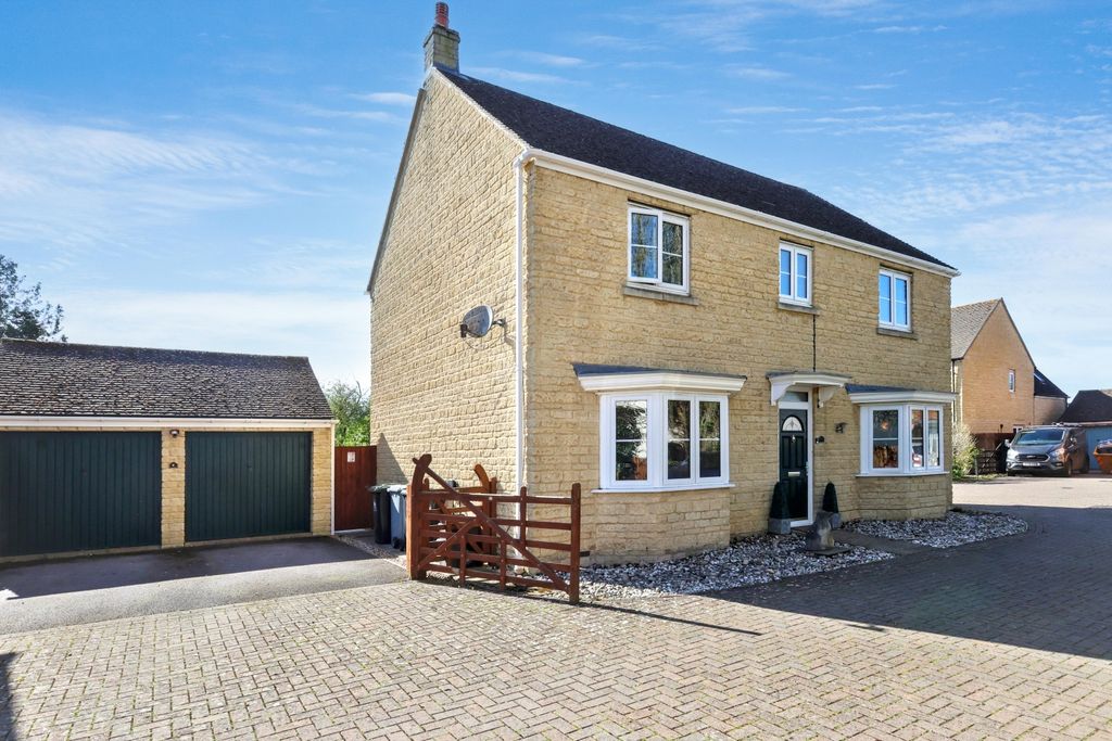 4 bed detached house for sale4 Hatwell Row, Carterton OX18