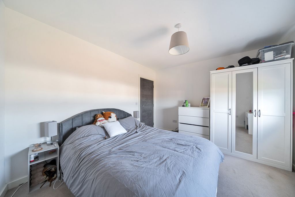 Additional image 7 of 2 bed flat for saleKennett Lane, Chertsey KT16