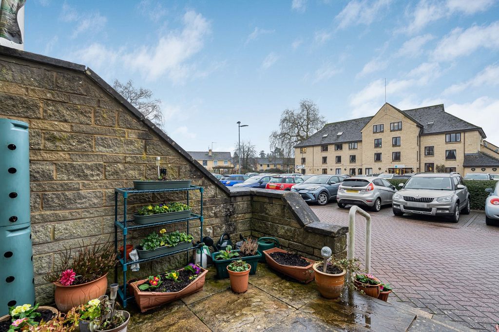 Additional image 12 of 2 bed flat for saleBarclay Court, Trafalgar Road, Cirencester, Gloucestershire GL7