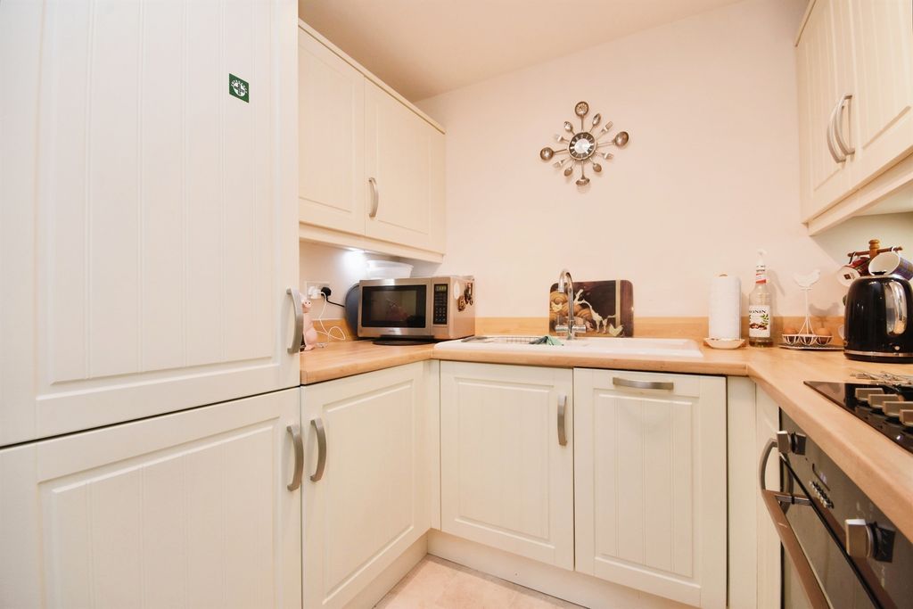 2 bed flat for saleDame Mary Walk, Halstead CO9 photo 5
